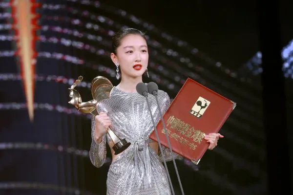 周冬雨获金鸡奖最佳女主角，你觉得她是实至名归吗？