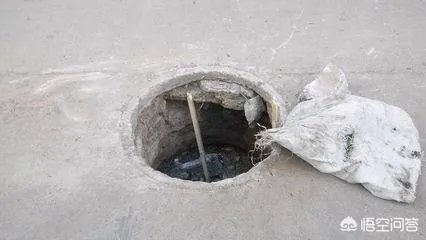 西安4女生街头扣井盖，“担心有人摔下去”，你怎么看？