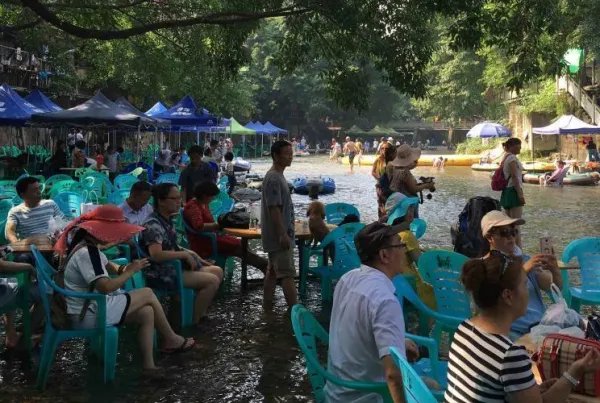 四川绵阳暴雨市民坐积水中淡定吃饭,他们当时的心理是怎样的?