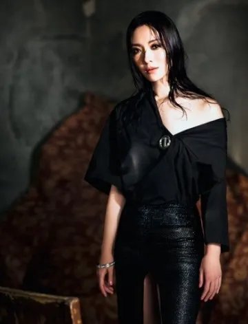 37岁陈数曝性感写真让人耳目一新 尽显成熟女人魅力