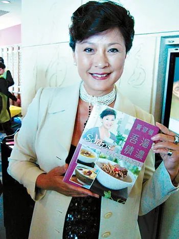 黄淑仪老公徐景清是脑科医生 携子做圣诞大餐