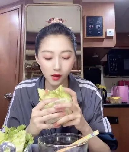 关晓彤同款生菜卷香菜 网友：原来自己减不下肥是有原因的