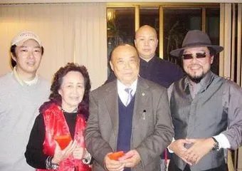 张菲前妻赵翠华照片及大儿张少青职业照片 张菲没有胡子的照片