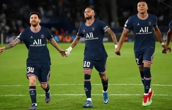 大巴黎2-0击败曼城，梅西进球，如何评价梅西的表现？