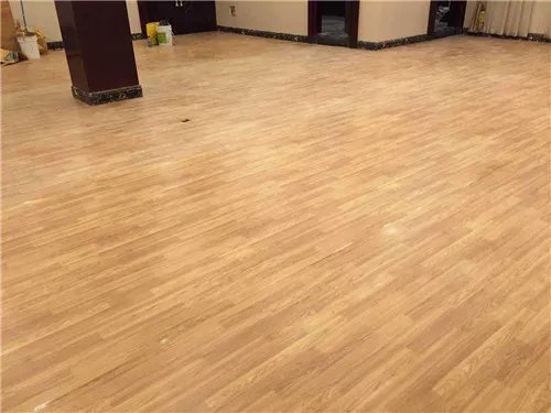 地板上的胶如何清理 有什么方法能快速去除地板胶