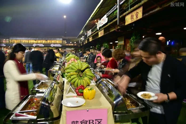 餐厅用鬼魂当客人 目的是为了顾客保持安全距离