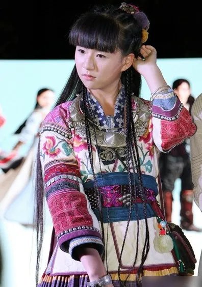 小彩旗天天向上教舞播出 舞姿和耐力让人啧啧称奇