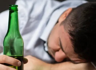 男子酒后坠楼身亡，同饮者赔偿17万！如何从法律解读该判决？