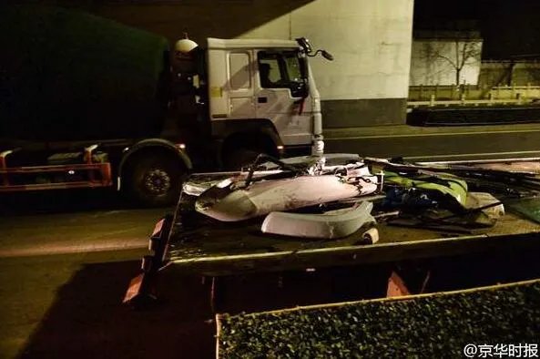 公交追尾水泥罐车 公交车受损严重1死3伤