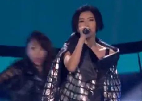 江苏卫视孙燕姿摔倒 微笑化解尴尬