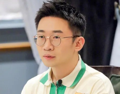 杨迪眼睛睑板腺消失了，这种现象年轻人身上普遍吗？