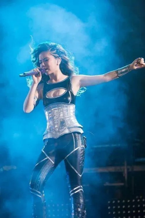 邓紫棋16岁失身是真的吗 邓紫棋信息大全