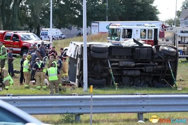美国罗德岛州一运钞车侧翻 钞票散落惨遭路人哄抢