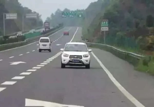 湖北黄冈一女司机高速逆行6公里以为别人开反了,高速逆行会被如何处罚?