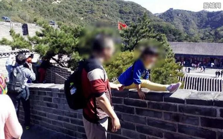 孩子在长城上劈叉 不仅不文明而且十分危险