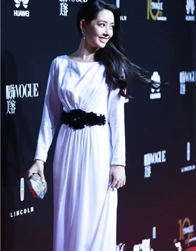 郭碧婷亮相上海遭围拍图曝光 秀美背秒杀无数菲林