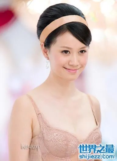 倪虹洁变性之前的照片，胶囊广告围丝巾遮挡喉结 