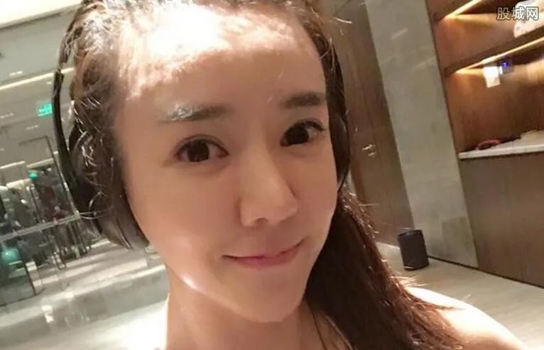 周韦彤再挑战透视装 以其独特的清纯气质赢得多人欢喜