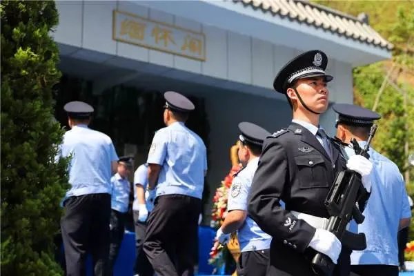 浙江一民警冲下河90秒救起落水者，你如何看待此民警的行为？