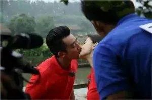 郑恺亲baby胸的的照片 angelababy的胸被强吻