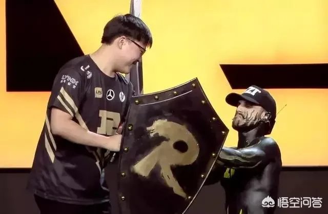 《英雄联盟》常规赛收官战RNG战胜JDG，现场粉丝有什么亮点？