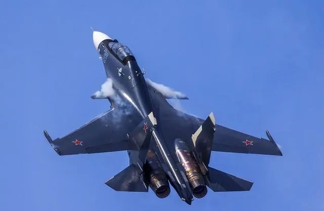中俄联合军演开始，你认为歼-20对比苏-30SM有哪些优势？