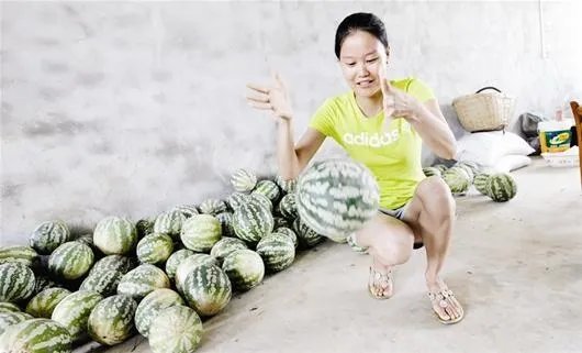 湖北现奇葩西瓜，这是什么品种？为什么会这样呢？