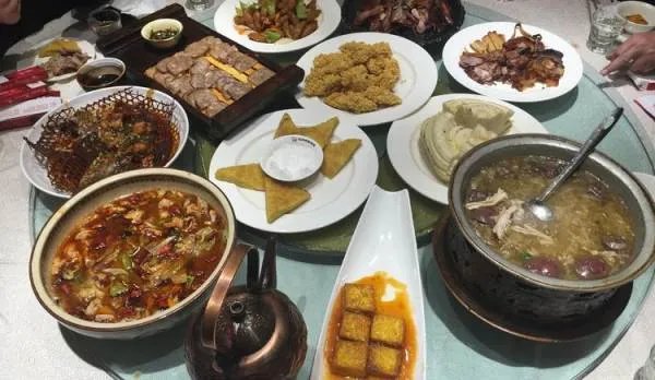 四川绵阳暴雨市民坐积水中淡定吃饭,他们当时的心理是怎样的?