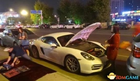 富二代开保时捷摆地摊被城管当场轰走：赚点油钱