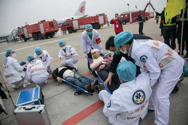 医院回应急救伤者从担架摔落，你觉得这种情况可以原谅吗？