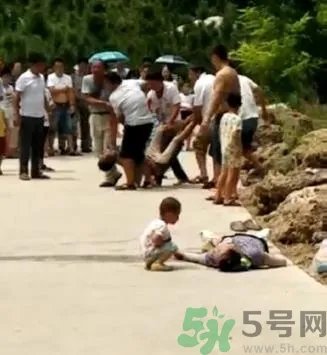 孩子掉入带电水池身亡,怎么救触电的人