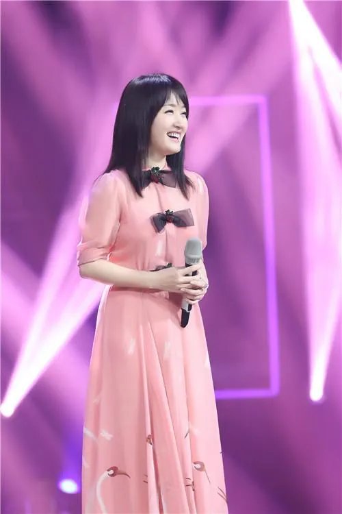 歌词中有一样的天一样的脸的是什么歌？