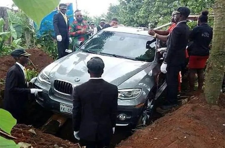 宝马车当棺材下葬 土豪花66000英镑买宝马当棺材