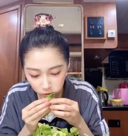 关晓彤同款生菜卷香菜 网友：原来自己减不下肥是有原因的