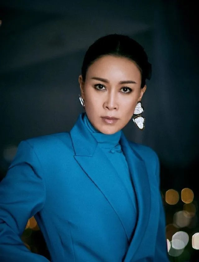 那英问张馨予李菲儿“你俩谁啊”，她是性格直爽还是傲慢？