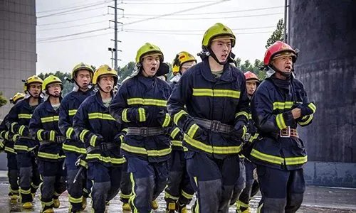 女孩考进消防队和男友成了战友，这是一种怎样的感情？