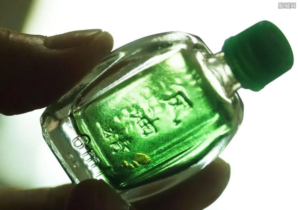 外国女主播挑战风油精 低估了风油精的威力