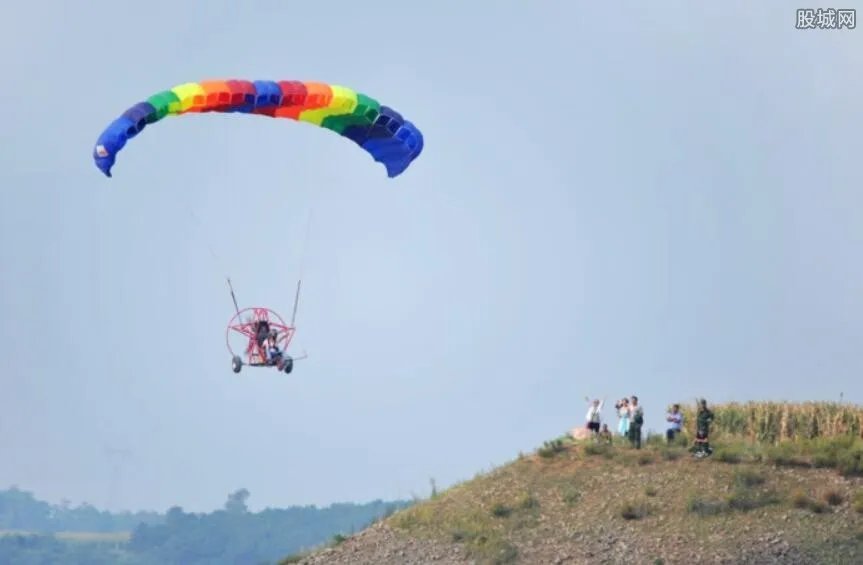 俄空降兵跳伞身亡 三名军人不幸殉职尸体已经打捞出来