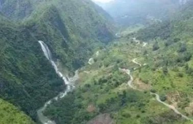 女子瀑布速降被困,同行驴友搭救未果双双遇难,你怎么看?