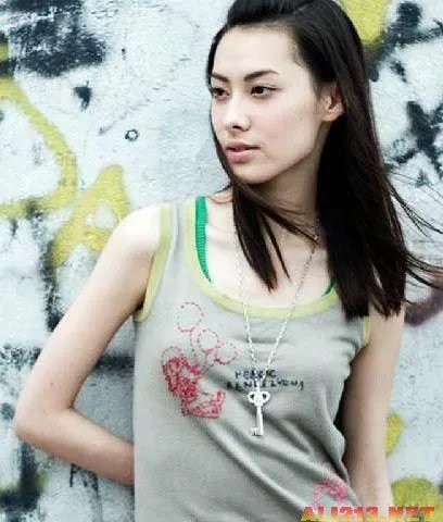 微博平胸大赛走红 盘点那些可爱的平胸女星