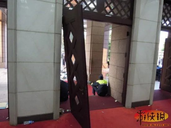 台湾学生攻占行政院 毁门破窗砸办公室终被驱离