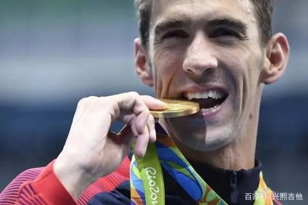 谷爱凌咬住金牌庆祝胜利，为何大多数冠军都会有这个姿势？