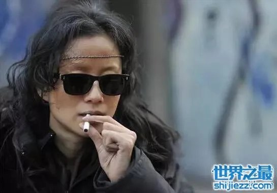 倪虹洁变性之前的照片，胶囊广告围丝巾遮挡喉结 