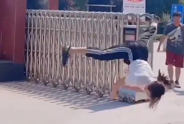 女子科目二一把过空翻出考场是怎么回事 女子科目二一把过为什么空翻出考场