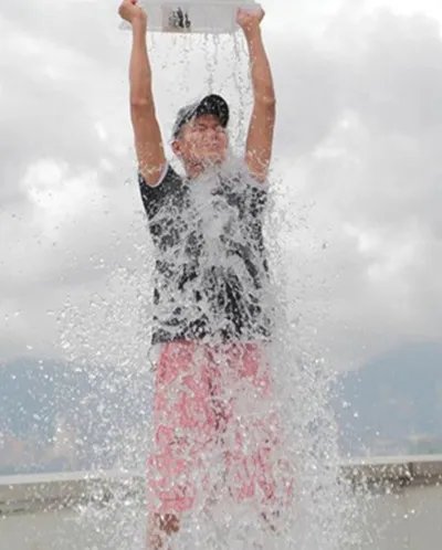 演员金秀贤冬天挑战冰桶 直打哆嗦网友心疼