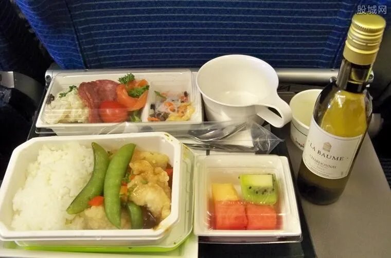 国航部分航班停餐 仅提供预包装食品及瓶装水