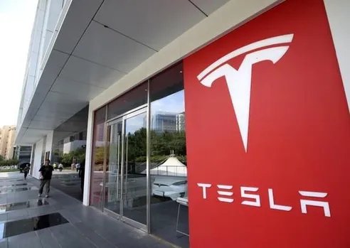 特斯拉失控狂奔连撞多车，致2死3伤，如何避免类似事故的发生？