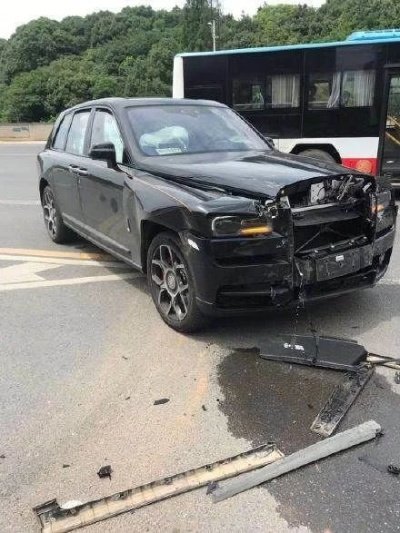 长沙警方通报劳斯莱斯被撞，因此造成的损失该由谁赔偿？