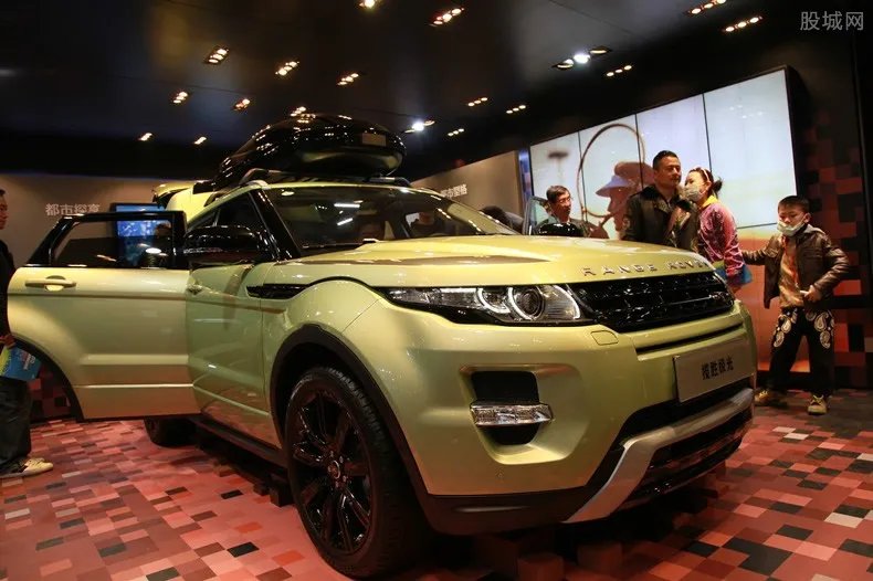 路虎辞退涉事店员 女车主买车被店员追打是怎么回事？