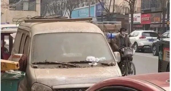 报废车停路边被催缴5.5万停车费，你认为这笔费用应该交吗？